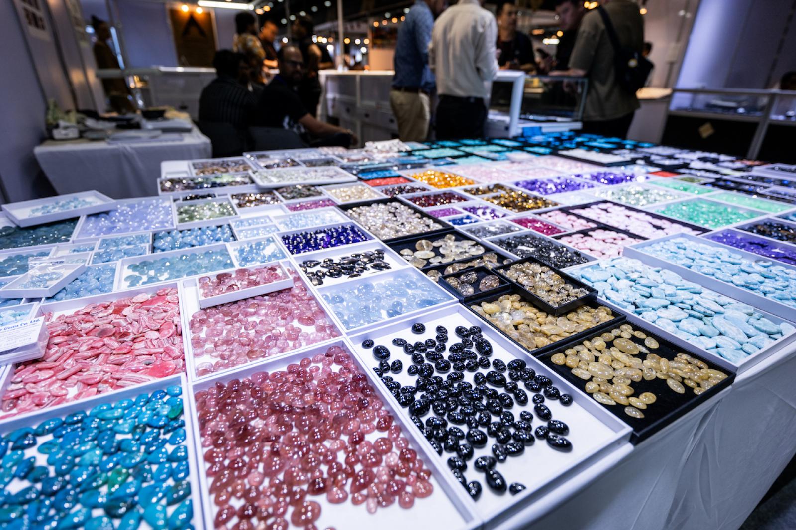 Ювелирные украшения и драгоценные камни на Bangkok Gems Fair
