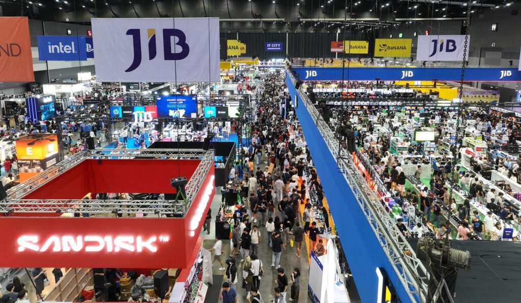 Зал COMMART в BITEC — стенды с ноутбуками, игровой техникой и гаджетами, тысячи посетителей