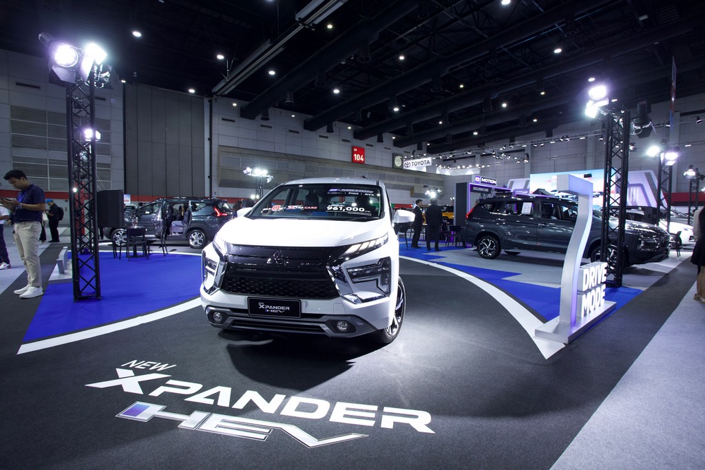 Атмосфера Fast Auto Show — автомобили, посетители, экспозиция