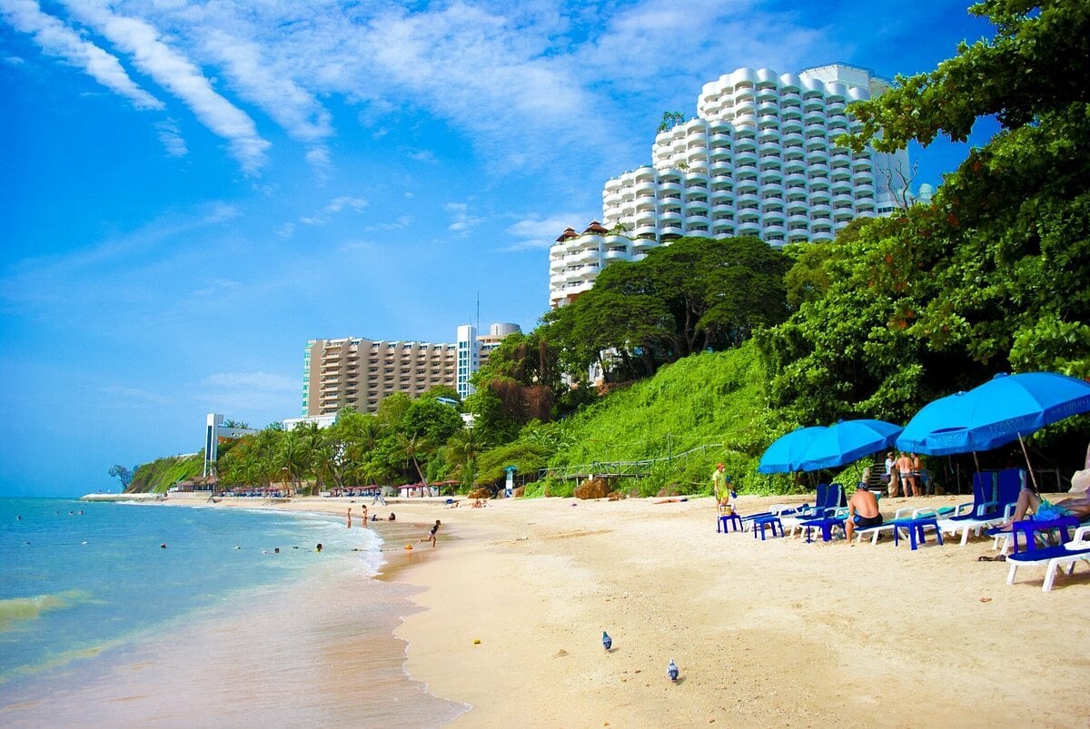 Пляж Cozy Beach в Паттайе — уютная бухта на холме Пратамнак