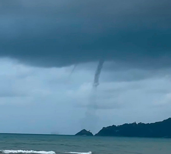 Водяной смерч (waterspout) над морем у пляжа Патонг, Пхукет
